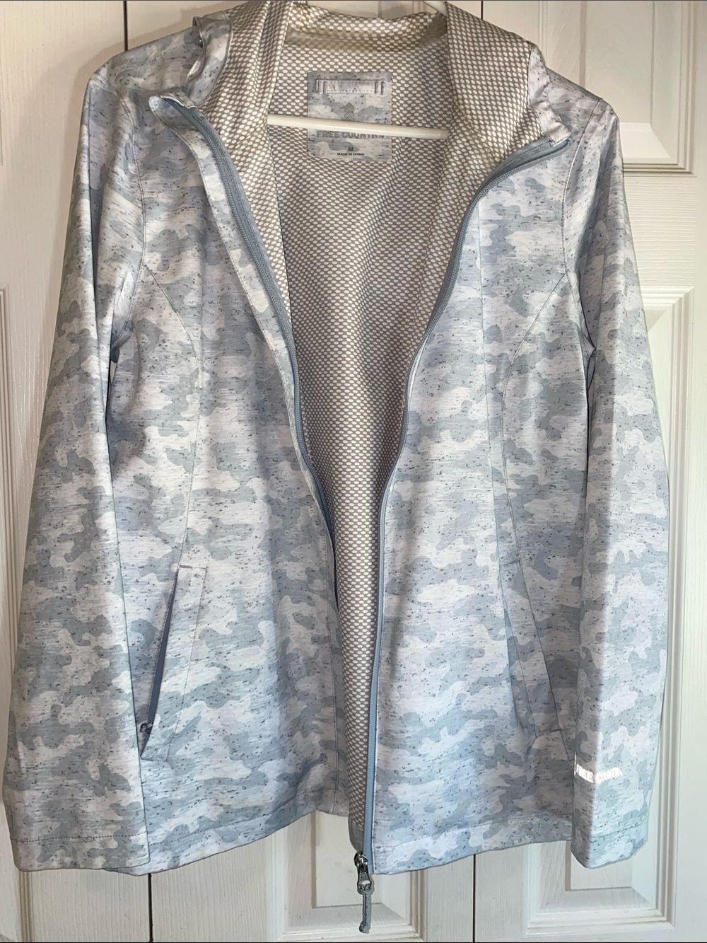Free Country Light Gray Camouflage Hooded Rain Jacket